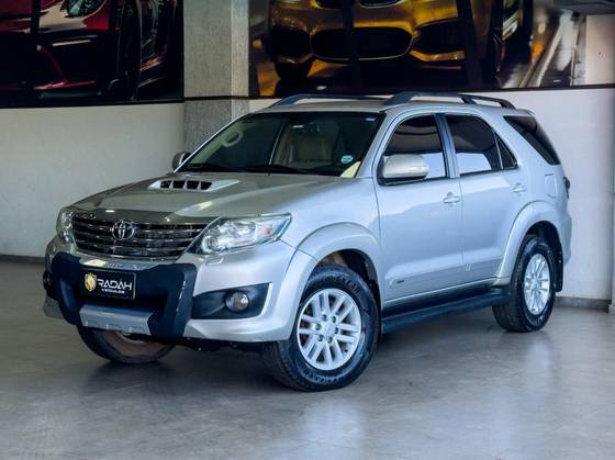 TOYOTA HILUX SW4 3.0 SRV 4X4 7 LUGARES 16V TURBO INTERCOOLER DIESEL 4P AUTOMÁTICO